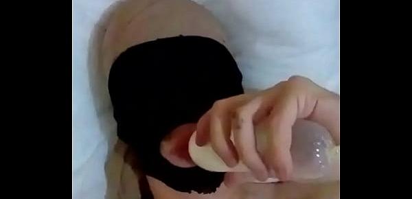  Viadinho bebendo leite da camisinha. Gay eating cum condom milk